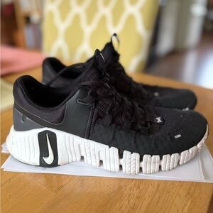 Nike Women’s Free Metcon 5| size 9.5| black&white
